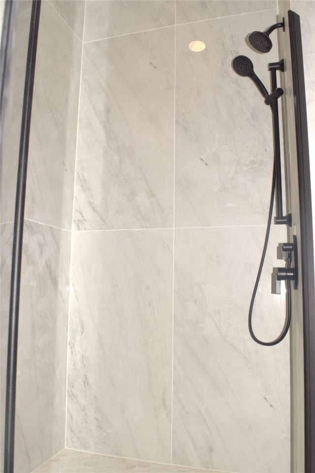 details featuring tiled shower