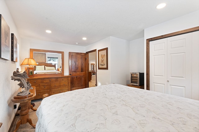 bedroom featuring a textured ceiling and a closet