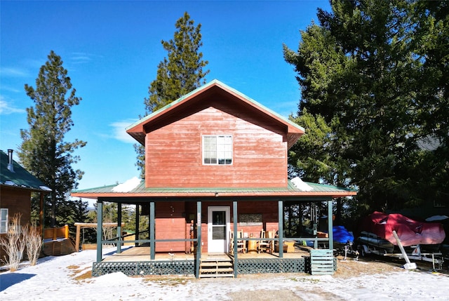 country-style home featuring a porch