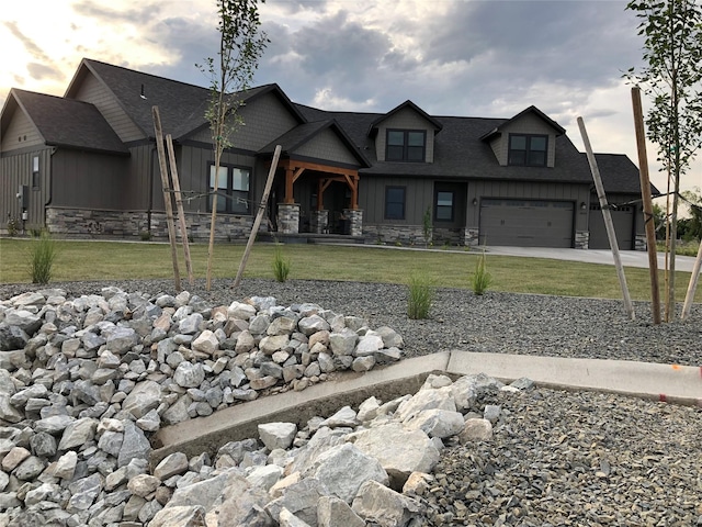 view of front of house featuring a garage and a yard