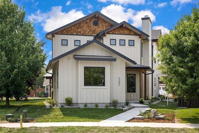 view of front of home featuring a front yard