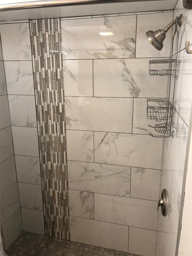 bathroom featuring tiled shower