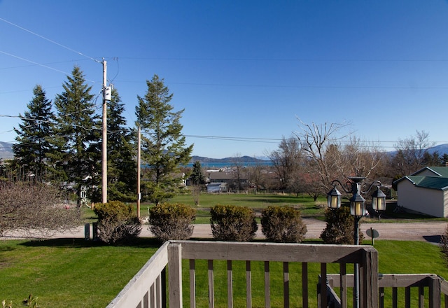 view of yard featuring a mountain view