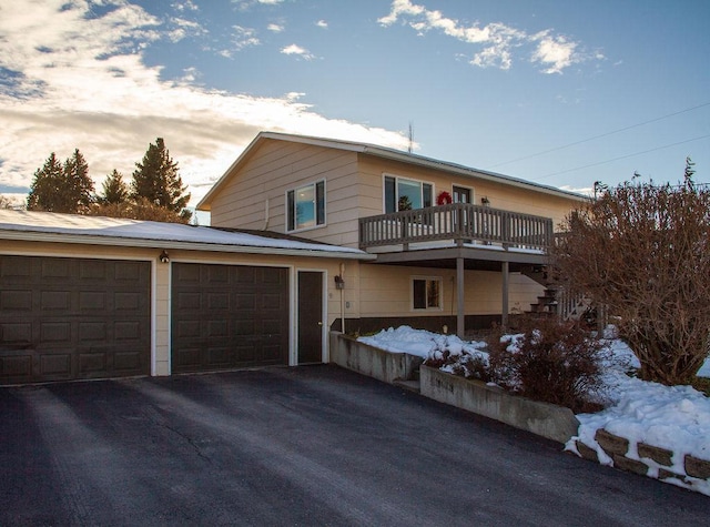 view of front facade featuring a garage