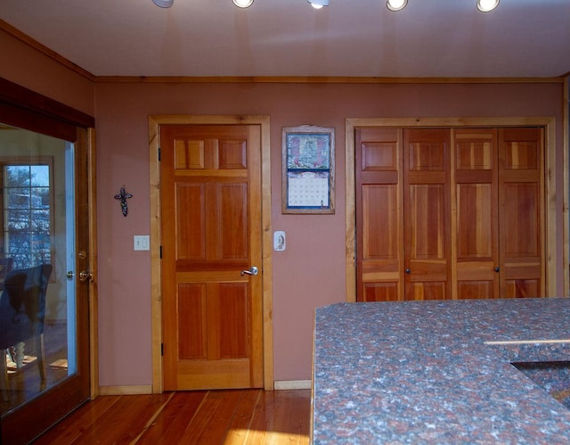 interior space with baseboards, wood finished floors, recessed lighting, and a closet