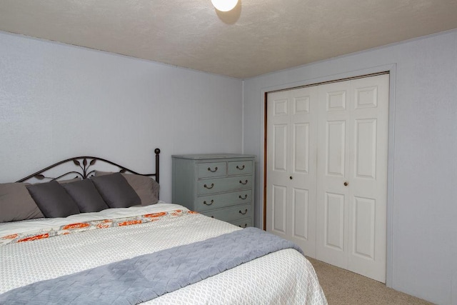 bedroom featuring carpet flooring and a closet