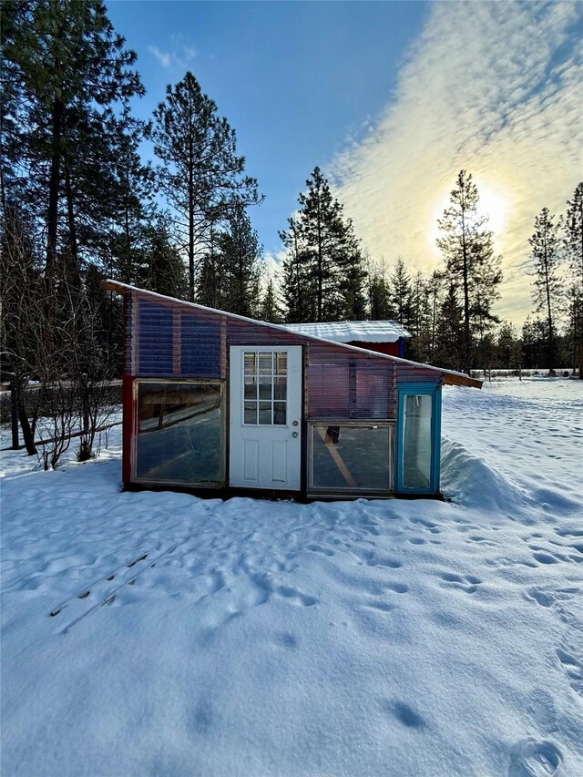 sunroom with lofted ceiling