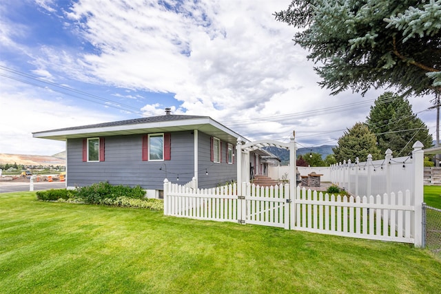 view of front of property with a front yard