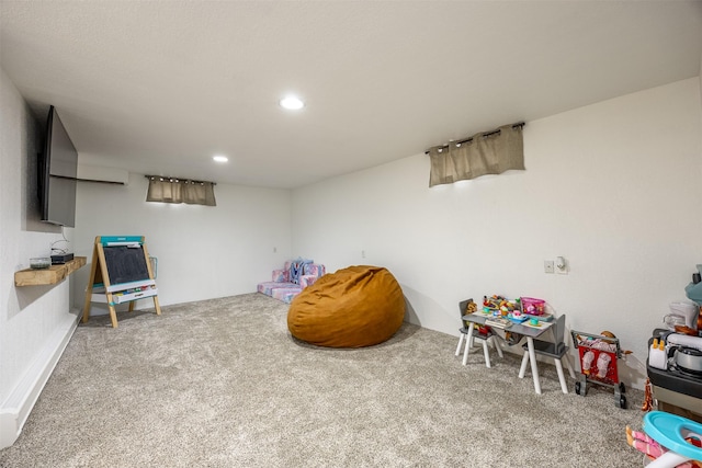 recreation room featuring carpet