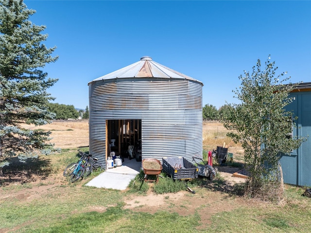 rear view of property with an outdoor structure