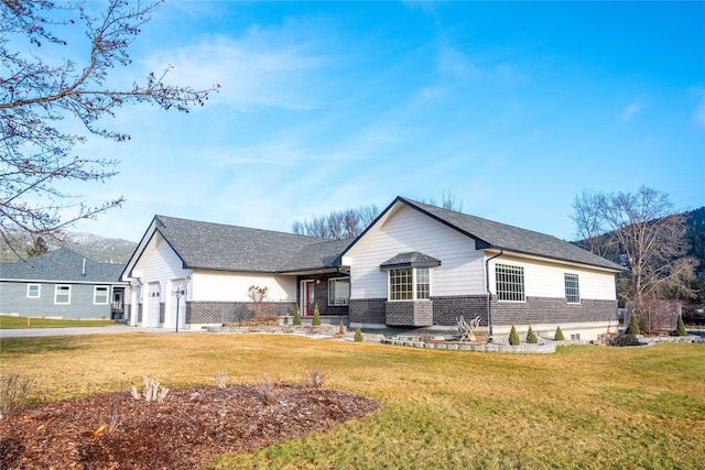 single story home with a front lawn