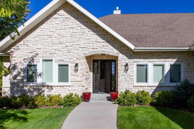 view of front of home with a front lawn