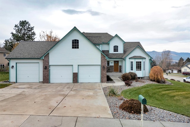 view of front of home featuring a front lawn and a mountain view