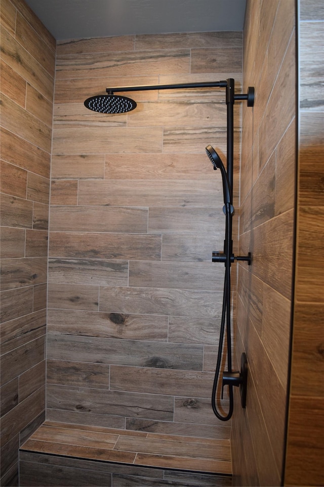 bathroom featuring tiled shower