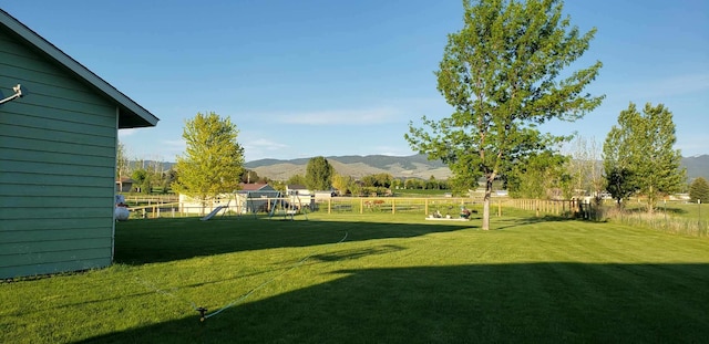 view of yard featuring a mountain view