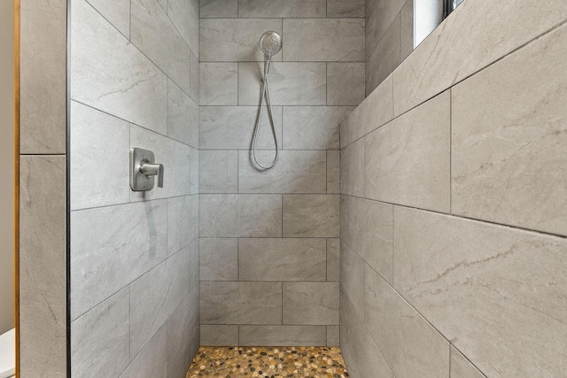 bathroom featuring a tile shower