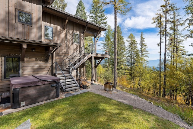 view of yard featuring a hot tub