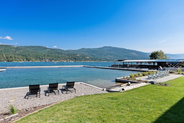 water view featuring a mountain view