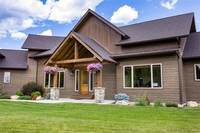 craftsman-style house featuring a front lawn