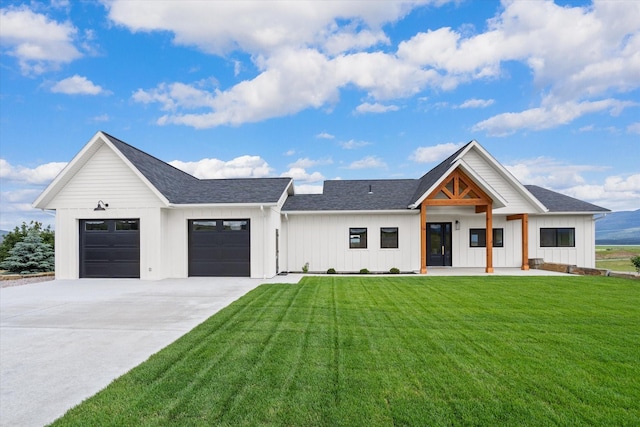 modern farmhouse style home featuring a garage and a front lawn