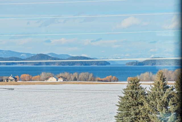 water view with a mountain view