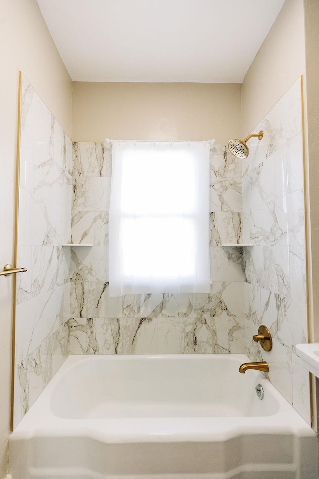 bathroom featuring tiled shower / bath