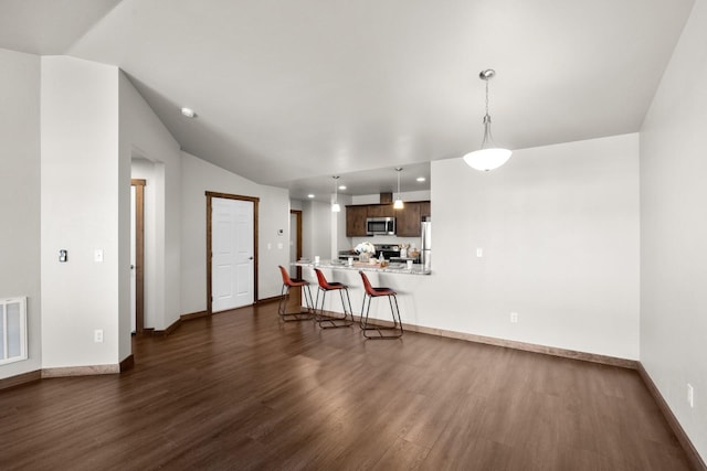 living area featuring dark wood-style floors, recessed lighting, baseboards, and vaulted ceiling