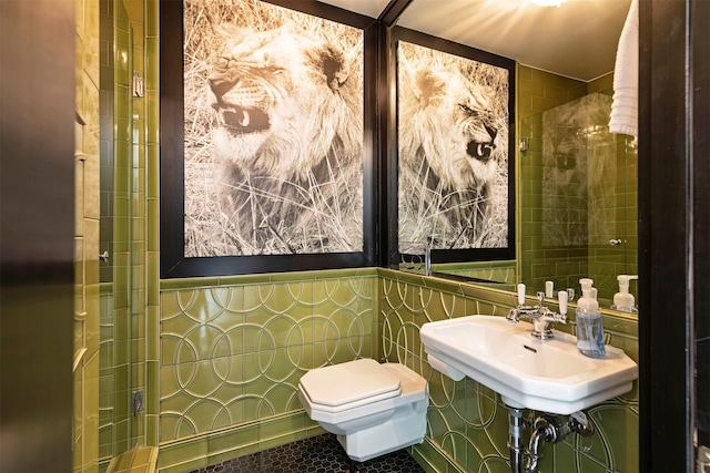 bathroom featuring toilet, tile patterned flooring, and tile walls