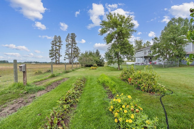 view of yard featuring a rural view