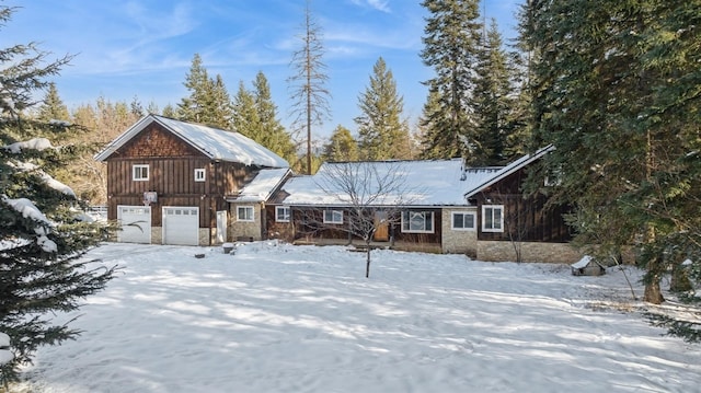 view of front of property featuring a garage