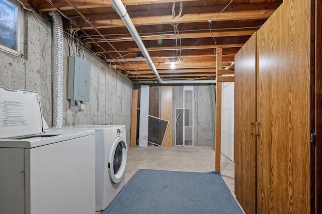 laundry room featuring electric panel and independent washer and dryer