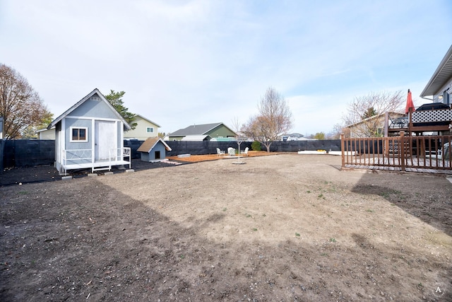 view of yard with an outdoor structure