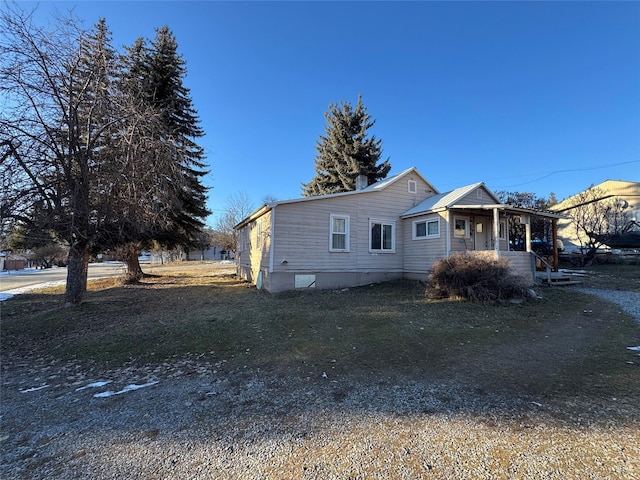 view of front of property featuring a front yard and covered porch