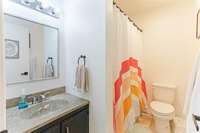 full bathroom featuring toilet, curtained shower, and vanity