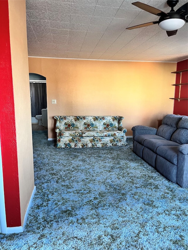 carpeted living room featuring ceiling fan