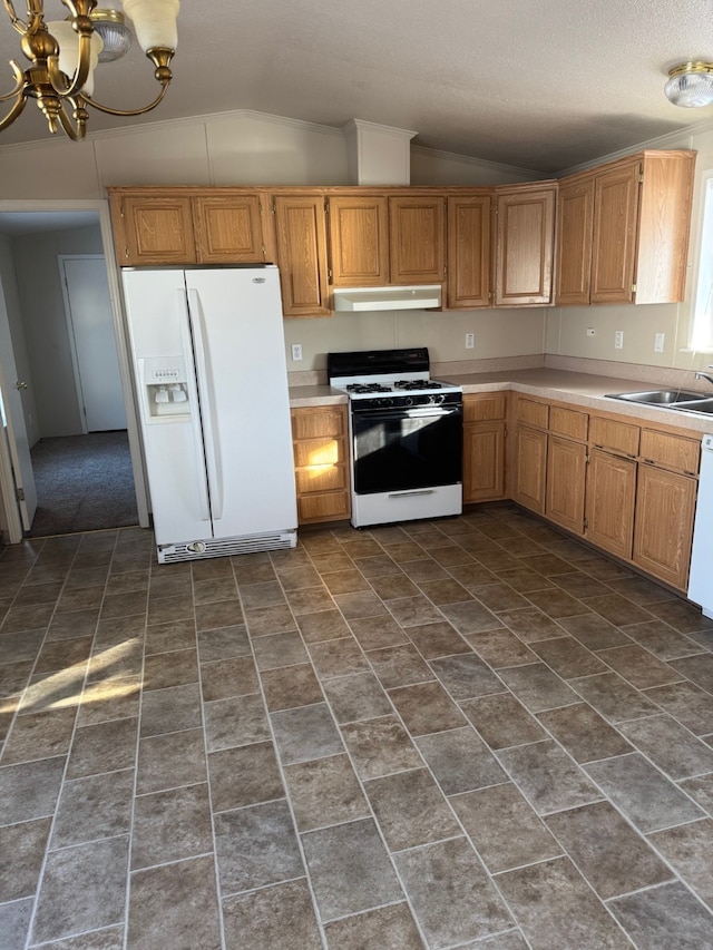 kitchen with white appliances, a chandelier, under cabinet range hood, a sink, and lofted ceiling