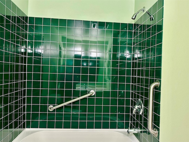 bathroom featuring tiled shower / bath combo