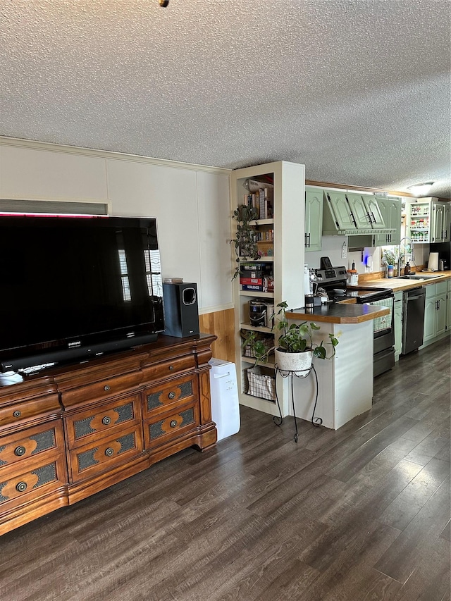 kitchen featuring appliances with stainless steel finishes, dark hardwood / wood-style floors, a kitchen bar, green cabinets, and kitchen peninsula