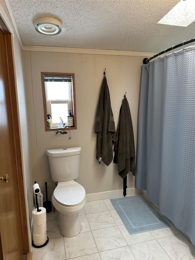 bathroom with crown molding, toilet, a shower with shower curtain, and a textured ceiling