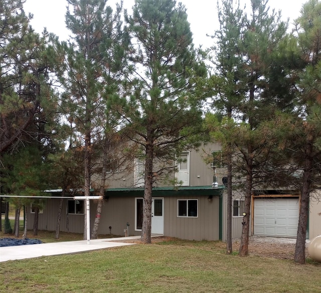 view of front facade with a front yard