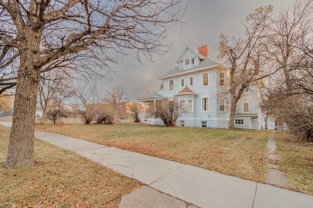 view of front of property featuring a front lawn