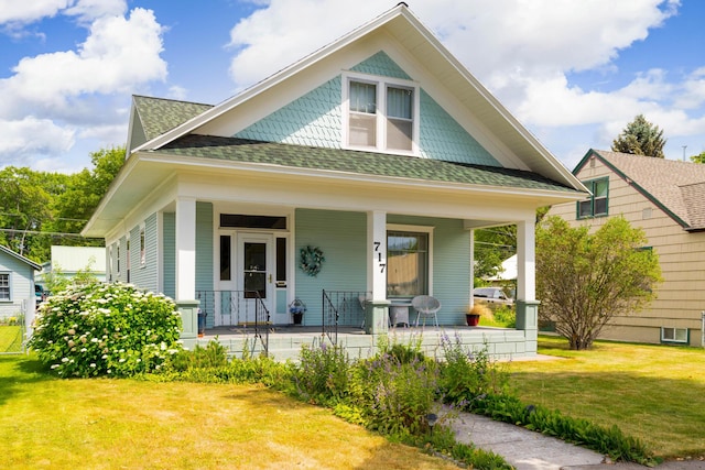 view of front facade featuring a front lawn and covered porch