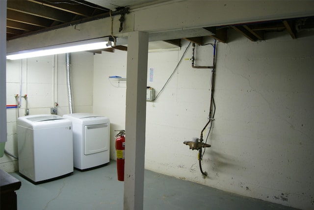 basement featuring independent washer and dryer