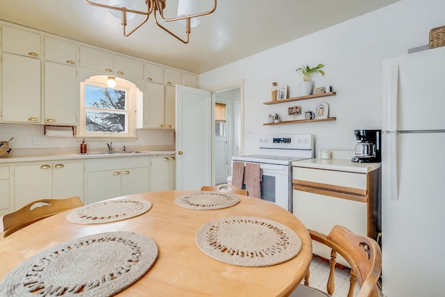 dining area featuring sink and a notable chandelier