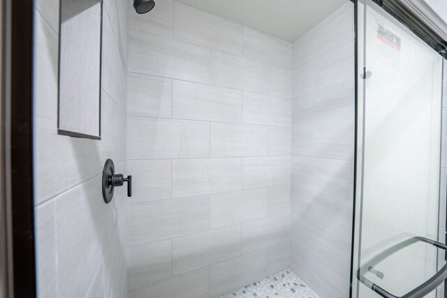 bathroom featuring tiled shower