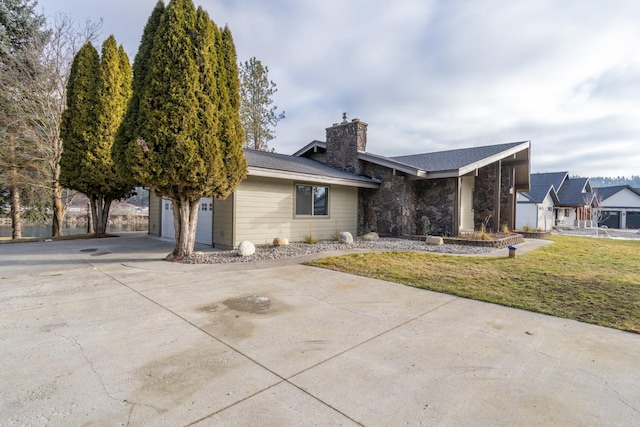 view of front of house featuring a garage and a front lawn