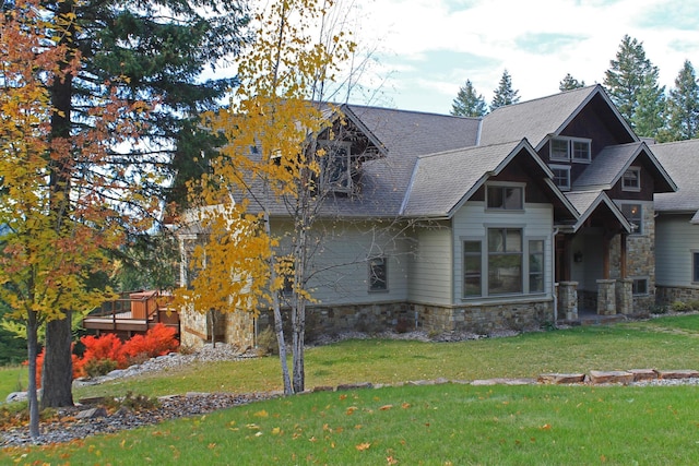 view of front facade featuring a front yard