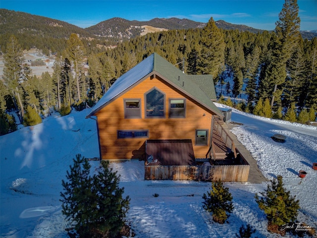 view of front of property featuring a mountain view