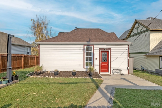 view of front of home featuring a patio and a front lawn