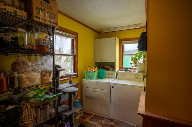 laundry room with cabinets, ornamental molding, a textured ceiling, and independent washer and dryer